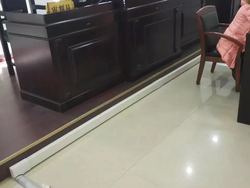 上海刑事律師團隊告訴您故意撞擊他人車輛勒索錢財?shù)男袨槿绾味ㄗ? src="/uploads/76/174.jpg"/></p>
<p>
　　一、引言
</p>
<p>
　　在現(xiàn)代社會中，隨著城市化進程的加速和交通網(wǎng)絡(luò)的發(fā)展，交通事故頻發(fā)成為一個嚴重的社會問題。然而，一些不法分子利用交通事故作為犯罪手段，以故意駕駛機動車撞擊他人車輛并勒索錢財。這種惡意行為不僅對人身安全構(gòu)成直接威脅，也嚴重破壞了社會秩序和交通安全。
</p>
<p>
　　本文將以上海為背景，探討在城市主干路采用故意駕駛機動車撞擊他人車輛制造交通事故的手段勒索錢財?shù)男袨槿绾味ㄗ铩Ｎ覀儗姆蓷l款、相關(guān)案例和上海地區(qū)的司法實踐出發(fā)，分析其定罪標準和要件，并探討應對策略和司法機關(guān)的作用。
</p>
<p>
　　通過深入研究此類犯罪行為的定罪標準，我們旨在為律師、法律從業(yè)人員和公民提供準確的法律指導，以便更好地保護公民權(quán)益，維護社會安全。只有通過加強法律意識、加大打擊力度以及加強宣傳教育，我們才能共同構(gòu)建一個安全、公正、有序的社會環(huán)境。
</p>
<p>
　　在下文中，我們將對相關(guān)法律條款進行詳細分析，結(jié)合具體案例和上海地區(qū)的司法實踐，探討如何定罪和應對此類惡意行為的措施。通過共同努力，我們可以為打擊這種犯罪行為，維護交通安全和社會穩(wěn)定做出積極貢獻。
</p>
<p>
　　二、相關(guān)法律條款分析
</p>
<p>
　　刑法中的相關(guān)條款 根據(jù)中華人民共和國刑法，以故意駕駛機動車撞擊他人車輛勒索錢財?shù)男袨樯婕耙韵伦锩汗室鈧ψ铩⒐室鈸p毀財物罪、敲詐勒索罪等。 【法條分析：中華人民共和國刑法第234條、第275條、第274條】
</p>
<p>
　　交通安全法中的相關(guān)條款 根據(jù)中華人民共和國道路交通安全法，對違法駕駛行為進行規(guī)定，并明確了各類違法行為的處罰措施。 【法條分析：中華人民共和國道路交通安全法第二十七條】
</p>
<p>
　　三、定罪標準與要件分析
</p>
<p>
　　故意駕駛機動車撞擊他人車輛 對于定罪的首要要素是行為人有明確的故意，即故意駕駛機動車輛撞擊他人車輛，以達到勒索錢財?shù)哪康摹?</p>
<p>
　　損害他人人身安全或財產(chǎn) 行為人的撞擊行為應導致被撞擊車輛或被撞擊人員的人身安全受到損害，或者對財產(chǎn)造成實際損毀。
</p>
<p>
　　勒索錢財
</p>
<p>
　　行為人通過故意駕駛機動車輛撞擊他人車輛，以勒索錢財為目的。勒索錢財可以表現(xiàn)為直接向被害人索要錢財，或者通過威脅、恐嚇等手段脅迫被害人交付財物。
</p>
<p>
　　四、上海相關(guān)案例分析
</p>
<p>
　　案例一：上海市A某以故意駕駛機動車撞擊他人車輛勒索錢財案 案例描述：A某在上海市主干道上故意駕駛機動車撞擊他人車輛，并以威脅被害人人身安全為手段勒索錢財。 法律分析：根據(jù)刑法第234條和第274條，A某的行為構(gòu)成故意傷害罪和敲詐勒索罪。同時，依據(jù)道路交通安全法第二十七條，A某還應承擔相應的交通違法責任。
</p>
<p>
　　案例二：上海市B某以故意駕駛機動車撞擊他人車輛損毀財物勒索錢財案 案例描述：B某故意駕駛機動車撞擊他人車輛，導致被撞擊車輛嚴重損毀，并以此為威脅勒索車主一定金額的錢財。 法律分析：根據(jù)刑法第275條和第274條，B某的行為構(gòu)成故意損毀財物罪和敲詐勒索罪。根據(jù)道路交通安全法，B某還應承擔相應的交通違法責任。
</p>
<p>
　　五、上海地區(qū)的司法實踐與應對策略
</p>
<p>
　　加強執(zhí)法力度 上海市公安機關(guān)應加大對交通違法行為的打擊力度，加強巡邏和監(jiān)控，提高犯罪行為的發(fā)現(xiàn)率和偵破率。
</p>
<p>
　　加強宣傳教育 通過宣傳教育活動，加強對交通安全意識的培養(yǎng)，提高市民對此類犯罪行為的警惕性，增強自我保護意識。
</p>
<p>
　　加強合作與交流 上海市司法機關(guān)應與公安機關(guān)、檢察機關(guān)等相關(guān)部門加強合作與信息共享，共同打擊此類犯罪行為，形成合力。
</p>
<p style="TEXT-ALIGN: center"><img alt=