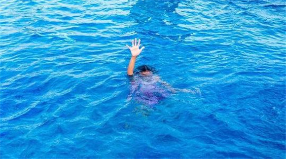 男子假裝自殺后女友為救人而溺水身亡，男子獲